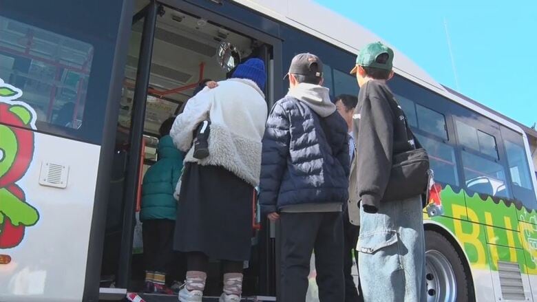 乗車待ちの列！EVバスのお披露目イベント　親子で乗り心地を体験「運行したら乗りたい」　重さ13トンの高速バス車体と綱引きも｜FNNプライムオンライン