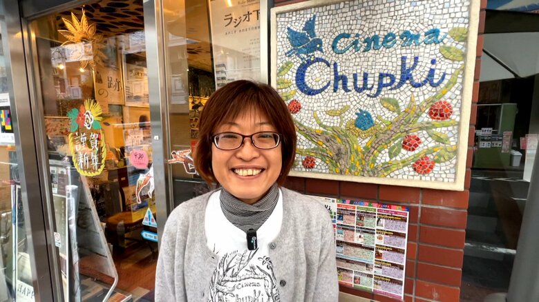 「防音個室」で赤ちゃん連れでも「音声ガイド」で視覚障害ある人も大丈夫！誰でも映画を楽しめるミニシアター【アスヨク！】｜FNNプライムオンライン