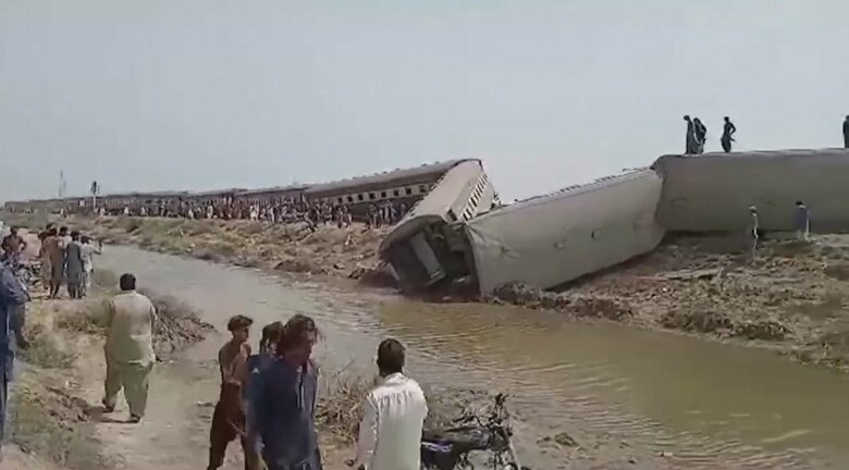 列車が脱線　“30人”死亡　17両のうち約10両が…深刻なレール設備老朽化　脱線事故が多発　パキスタン｜FNNプライムオンライン