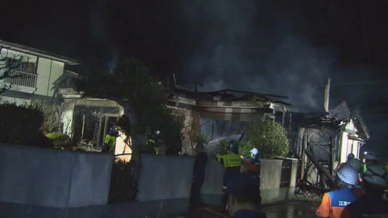 【速報】夜の住宅地で建物火災　高齢夫婦と連絡取れず　性別不明の１人の遺体発見　（島根・江津市）｜FNNプライムオンライン