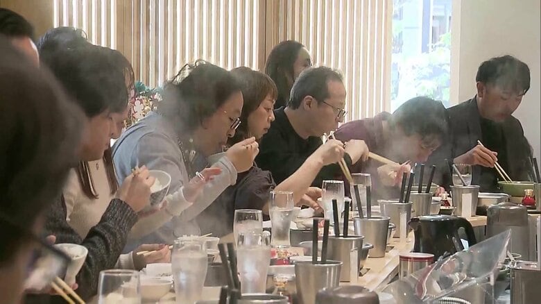 「気を使わなくていい」“ひとり鍋”の人気拡大　創業310年の老舗店開発の「野菜がたくさん食べられるひとり土鍋」は通常サイズの2倍超売上げ｜FNNプライムオンライン