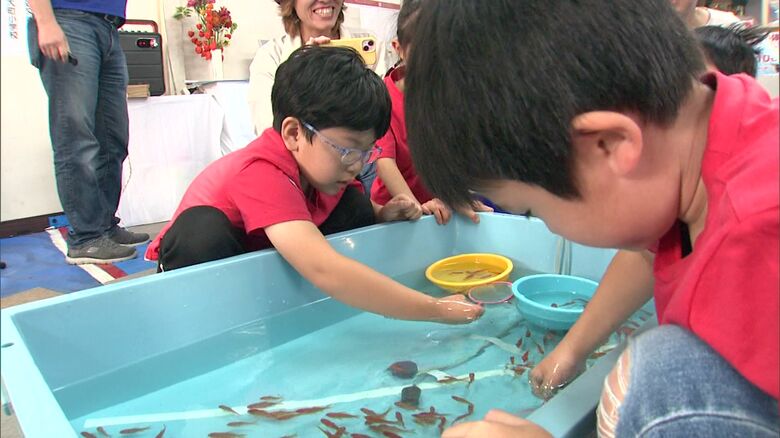 子どものスゴ技に注目！世界一静かなスポーツ”金魚すくい甲子園” 初開催 命の大切さも学ぶ「人に温かい子になって」北海道旭川市｜FNNプライムオンライン