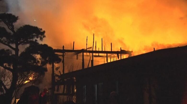 住宅で火事　隣の住宅など少なくとも2棟に延焼　男性が軽いやけど　火は約7時間後に鎮火｜FNNプライムオンライン