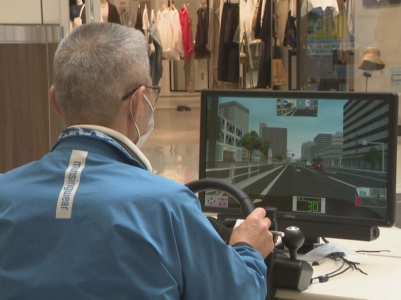 車を無理に追い越すバイク等…道路に潜む危険をシミュレーターで体験 イオンモールで安全確認の徹底呼びかけ｜FNNプライムオンライン