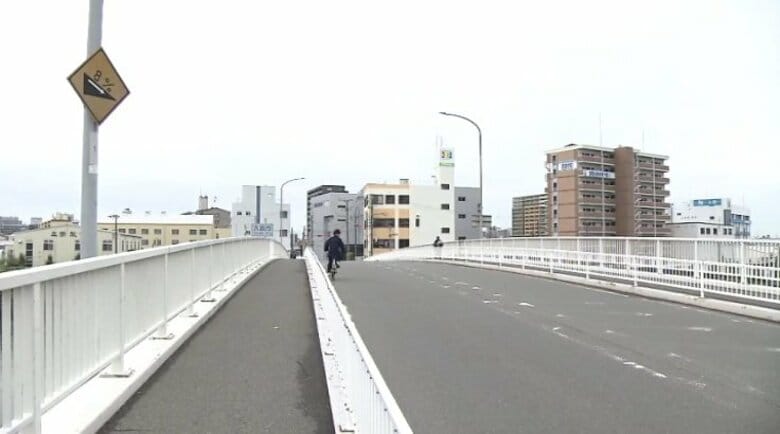 【速報】車と衝突…自転車の男性が意識不明の重体　車が追い抜いた際に接触か　大阪・淀川区と吹田市とを結ぶ府道の橋｜FNNプライムオンライン