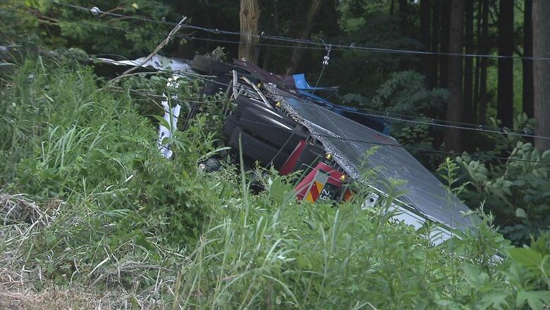 大型トラックが道路から約3メートル転落　運転手の61歳男性が死亡　｜FNNプライムオンライン