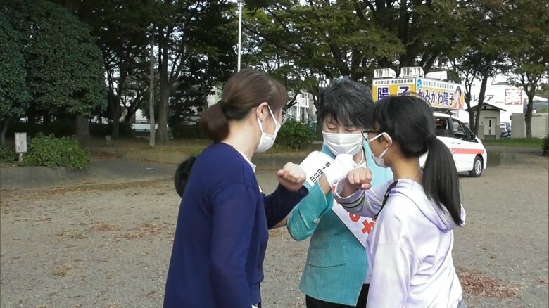 「子供が大好き」と話し選挙中も触れ合う(2021年10月)