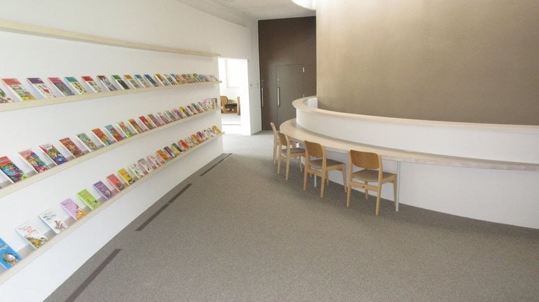 センターには読書コーナーも設置。親しみやすさを考えての工夫だ(提供:熊野町)