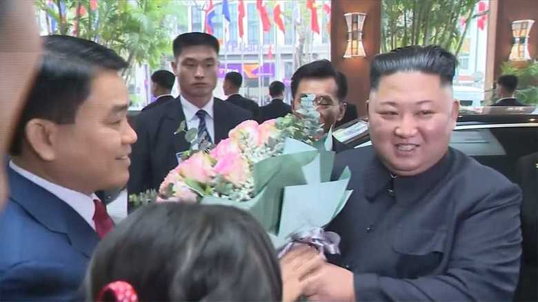 ハノイ市内のホテルで歓迎を受ける金正恩委員長(26日)