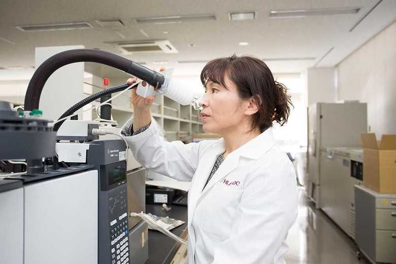 ニオイ成分を分析する研究員 出典:資生堂