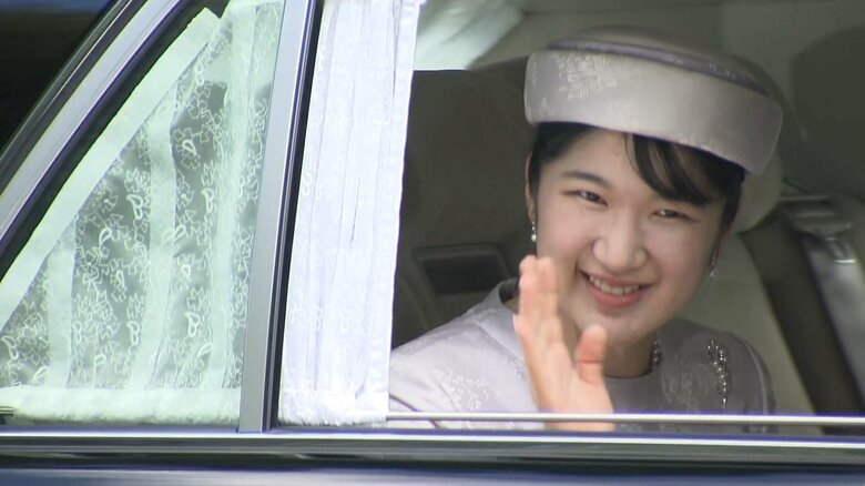 笑顔で手を振り、上皇ご夫妻のもとに向かわれた愛子さま（10月20日午前）