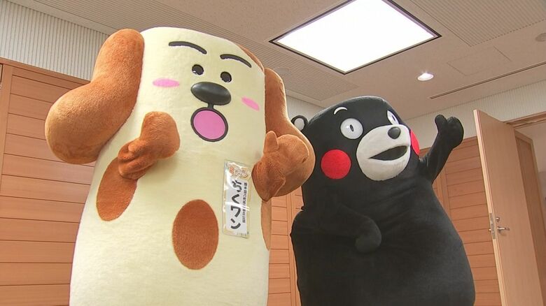 くまモンとちくワンの2ショット