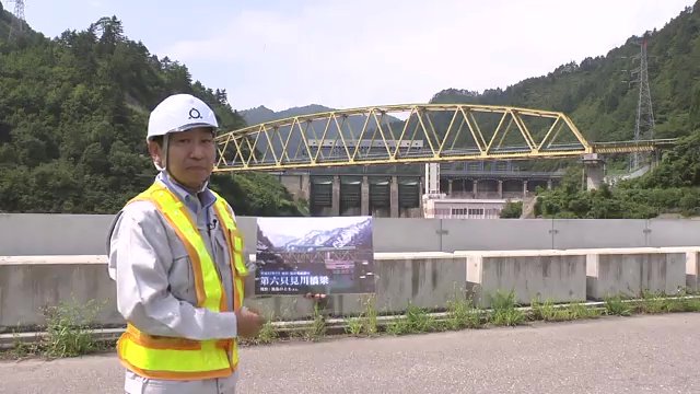 トラス構造を説明する羽生宏史所長