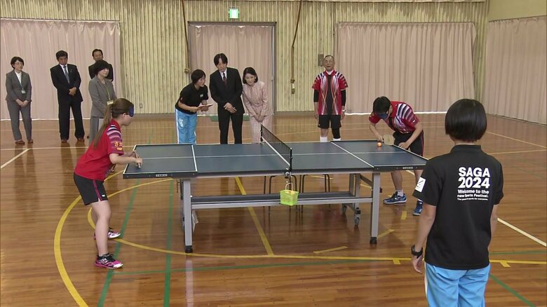 「サウンドテーブルテニス」をご覧になる秋篠宮ご夫妻