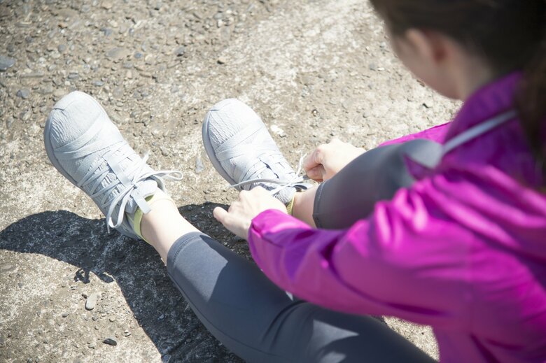 靴ひもをしっかり結ぶのが予防の第一歩（画像はイメージ）