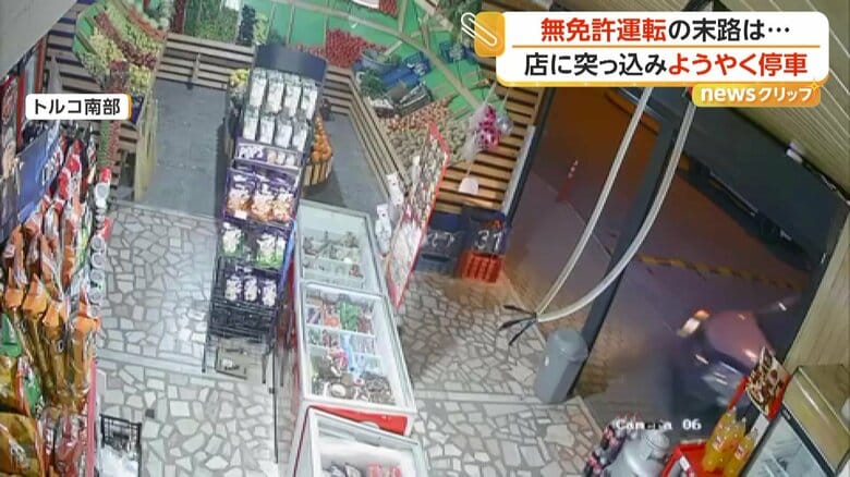 食料品店に車が突っ込む瞬間（午後10時ごろ、トルコ南部）（1）