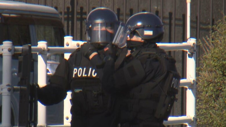 厳重装備で周辺を警戒する警察官