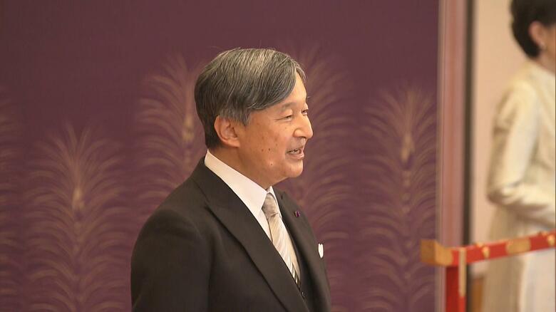 悠仁さまに言葉を掛けられる天皇陛下