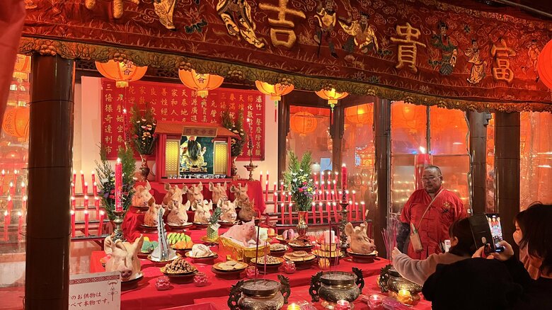 中国の商売繁盛の神様「関帝」へのお供え　豚の頭が！