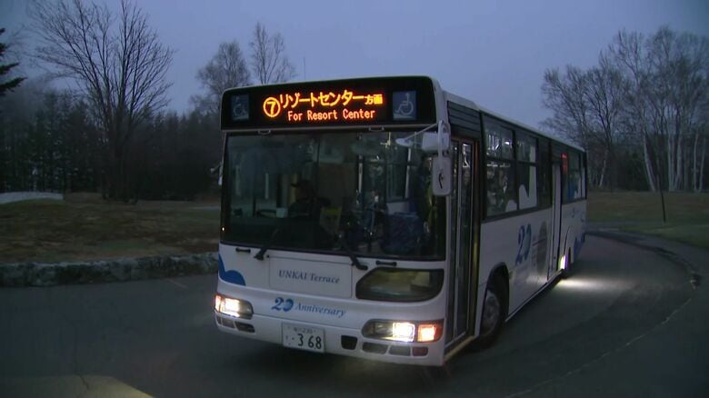 夜明けとともに大勢の人が目指す