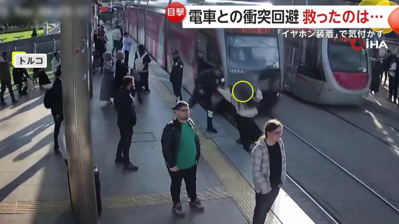 警備員が路面電車にひかれそうな女性を間一髪で救う瞬間（14日、トルコ）④