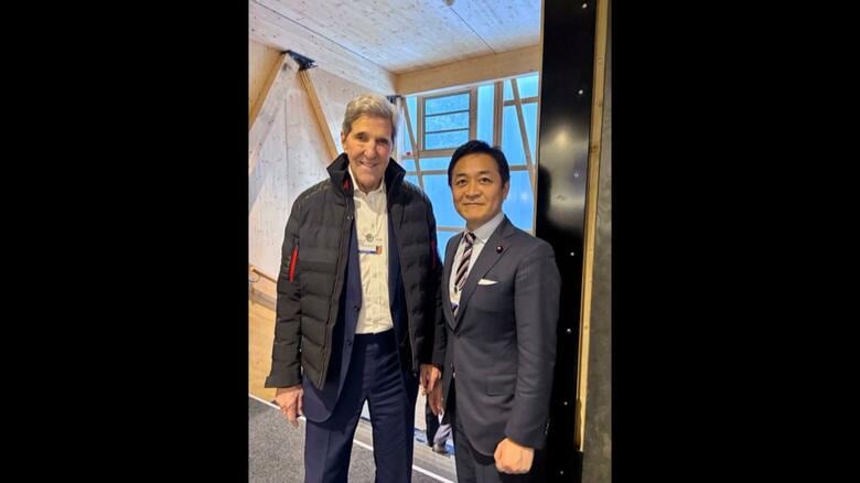 アメリカのジョン・ケリー元国務長官（左）と玉木氏（玉木氏のXより）