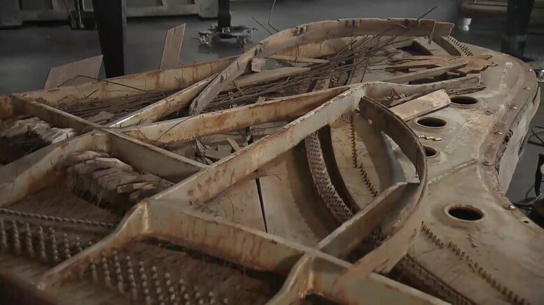 泥にまみれ、さびた被災ピアノ