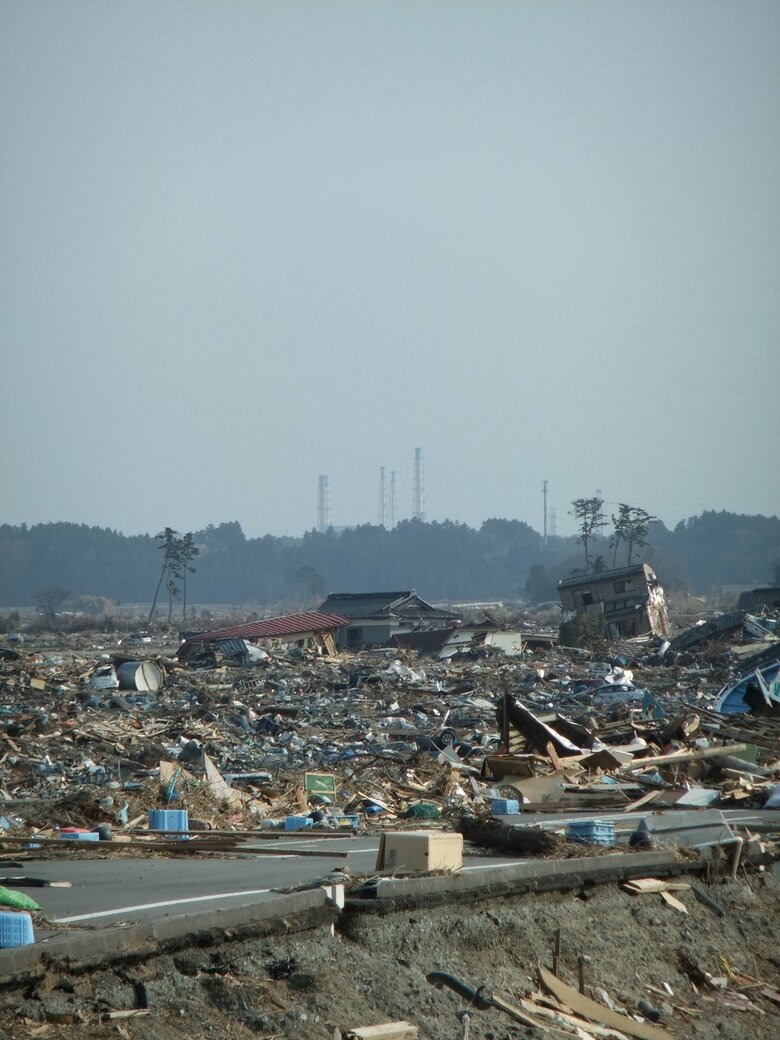写真の奥に福島第一原発の煙突が見える