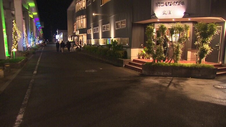 タクシーが姿を消した夜の歓楽街（佐賀・武雄市）