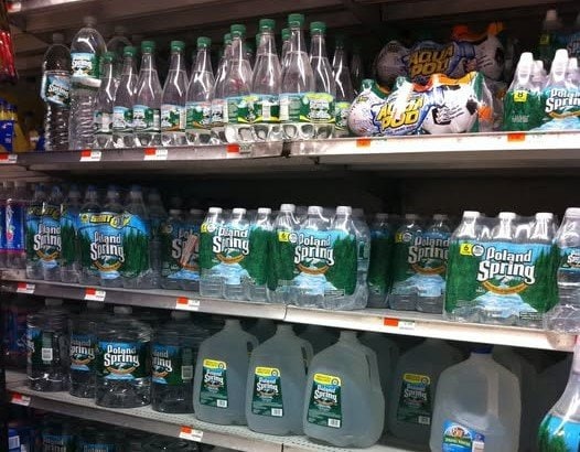 NY市内のスーパーマーケットにずらりと並ぶ飲料水　2011年3月（筆者撮影）