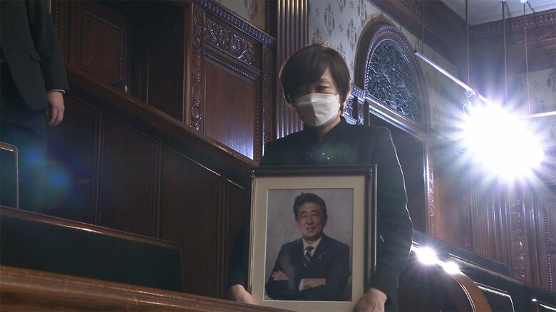安倍元首相の遺影と共に追悼演説を見守った昭恵夫人