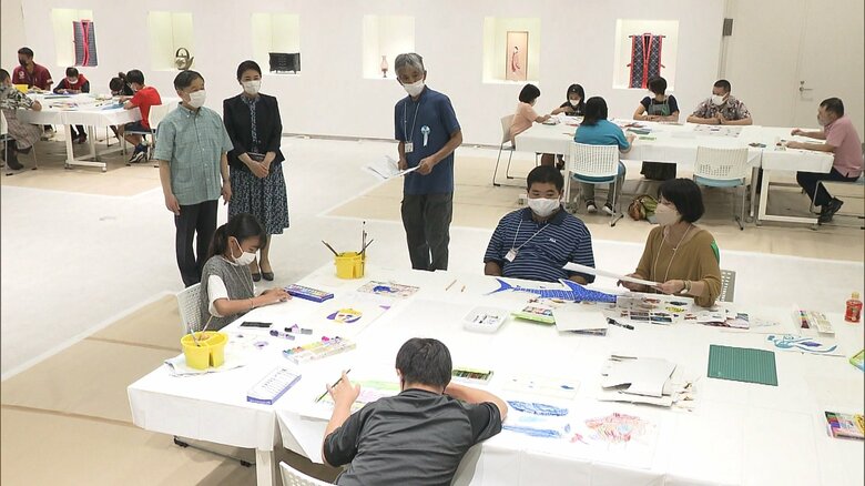 壁画を作るワークショップをご覧に（沖縄・豊見城市）