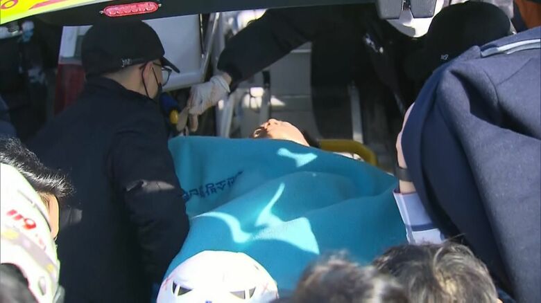 釜山での視察で、支持者を装った男に首を刺され搬送される李氏（2024年1月）