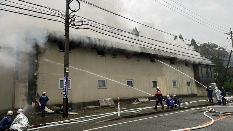 工場の真横が国道158号
