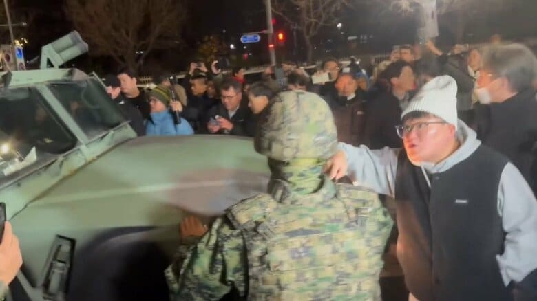 戒厳軍の軍用車両を取り囲み市民が抗議した