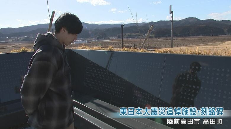 父・徳久さんと、母・昇子さんの名前の前で近況報告