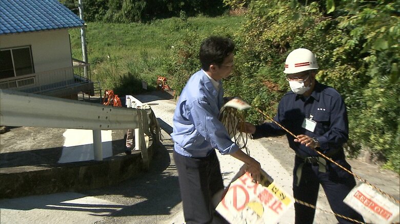 「立入禁止」ロープをはずす斉藤市長（2023年9月1日）