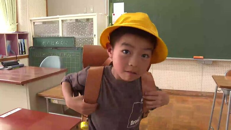 父手作りの木製ランドセルで通学する工藤暖くん