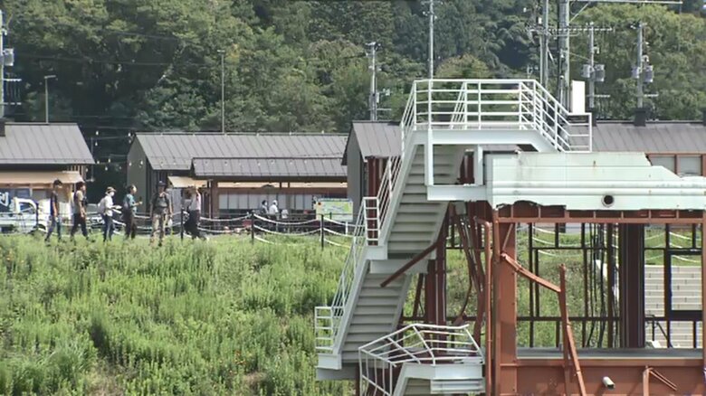 庁舎の向こうには商店街が見える