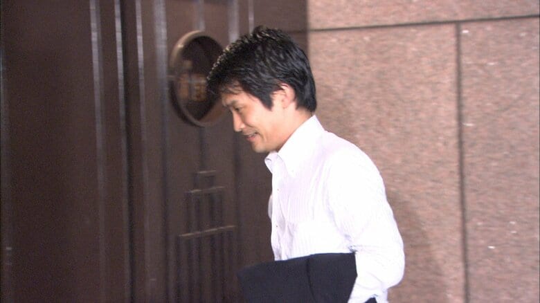 グループの会合に向かう小川氏　2010年9月