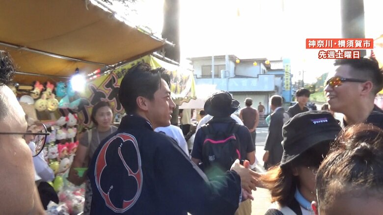 笑顔で握手する小泉氏