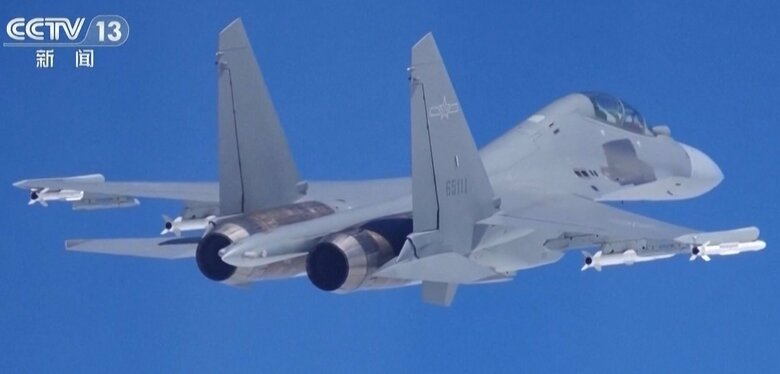 中国中央テレビが4月2日に放送した中国空軍J-16戦闘爆撃機。主翼に空対空ミサイルを搭載している。