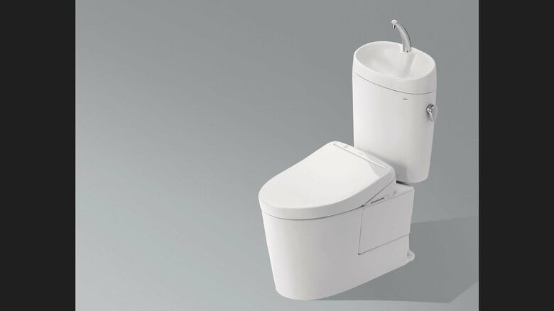 手洗器付きのトイレ（提供：TOTO株式会社）