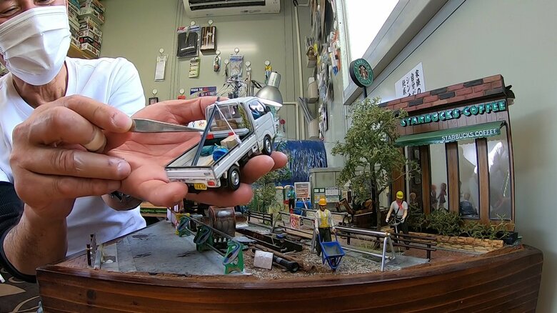 トラックの荷台の荷物も