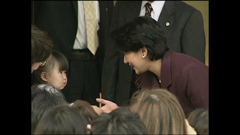 出迎えた人々に話しかけられる雅子さま