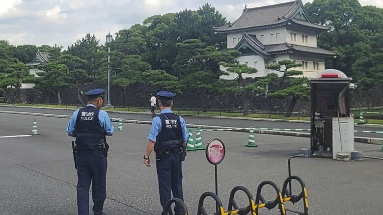 皇居周辺を警備する警視庁の警察官