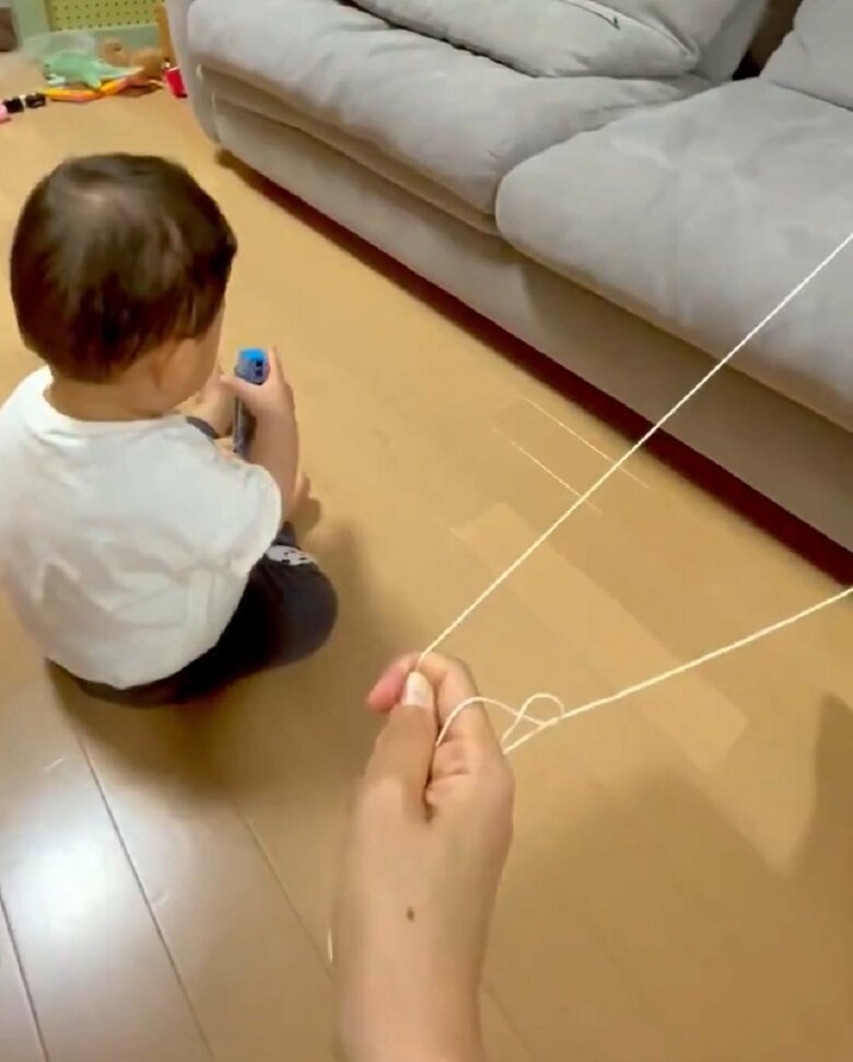 装置の稼働前　ピンと張られた糸を持っている