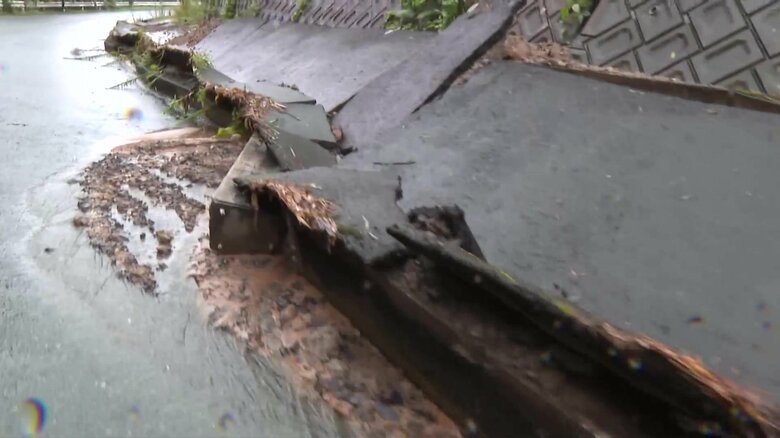 地面のアスファルトが持ち上げられた状態