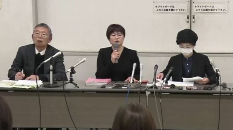 被害を訴え記者会見する叡敦さん（右）と代理人弁護士