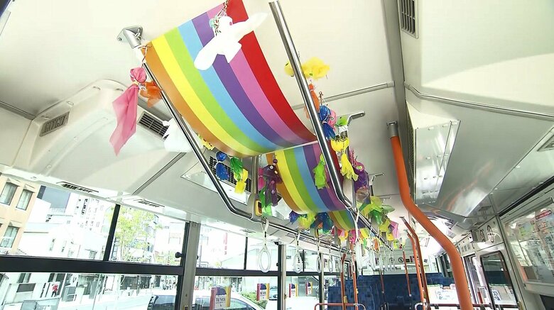 車内の天井には、てるてる坊主や虹の飾りも